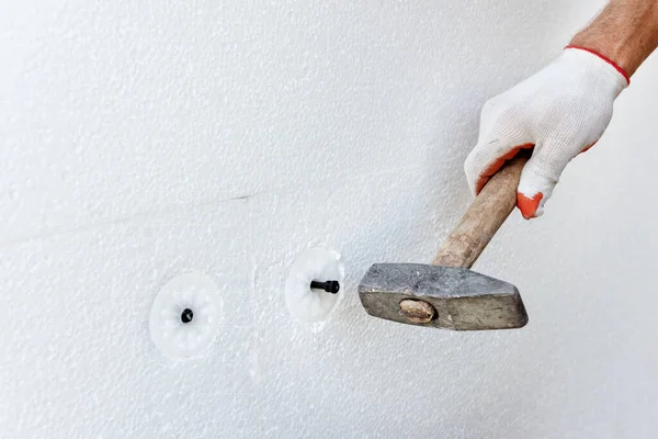 Isolamento Della Casa Con Polischiuma Lavoratore Sta Usando Martello Tasselli — Foto Stock