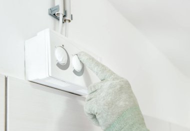 Nem sensör ayarlama düğmesinde insan parmağı.
