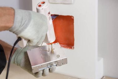 Bir işçi, LED arkaplan ışığının güç kaynağını kurar ve bağlar.