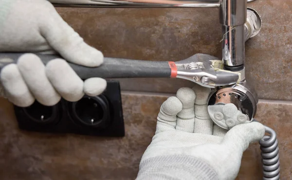 Trabajador Está Instalando Elemento Calefacción Calentador Toallas Baño — Foto de Stock