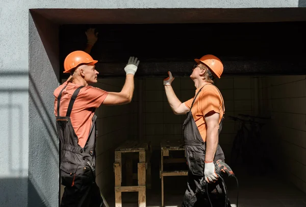 Les Travailleurs Installent Des Barrières Ascenseur Dans Garage — Photo