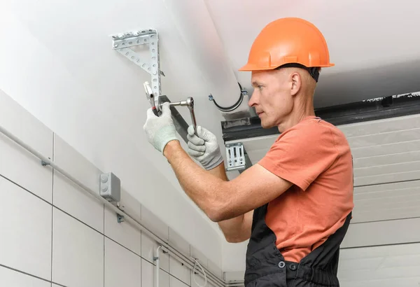 Worker Installing Lift Gates Garage — Stock Photo, Image