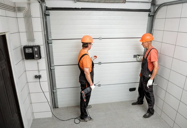 Les Travailleurs Installent Des Barrières Dans Garage — Photo