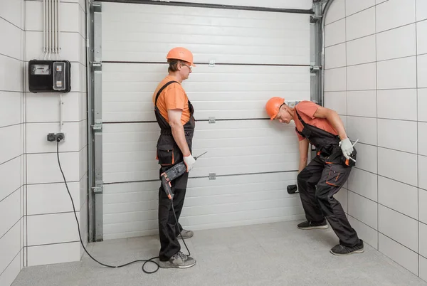 Los Trabajadores Están Instalando Puertas Ascensor Garaje —  Fotos de Stock