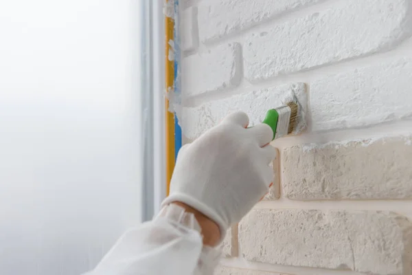 Trabajador Está Pintando Una Pared Ladrillo Con Pincel —  Fotos de Stock