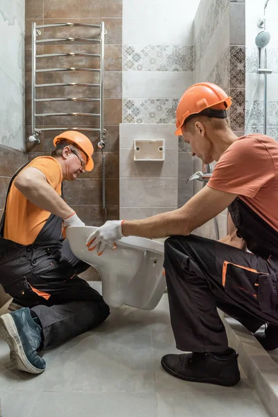 노동자들이 변기를 설치하고 있습니다 — 스톡 사진