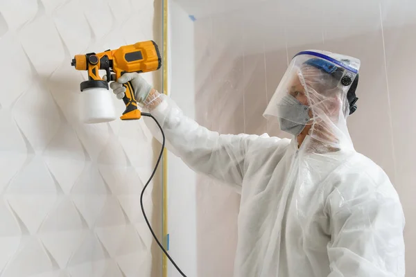 Pintor Está Pintando Una Pared Con Una Pistola Pulverización —  Fotos de Stock