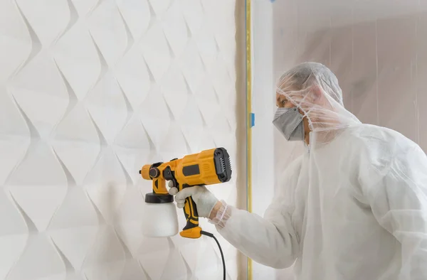 Pintor Está Pintando Una Pared Con Una Pistola Pulverización — Foto de Stock