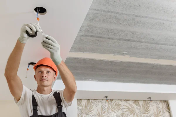 Elettricista Sta Installando Faretti Led Sul Soffitto — Foto Stock