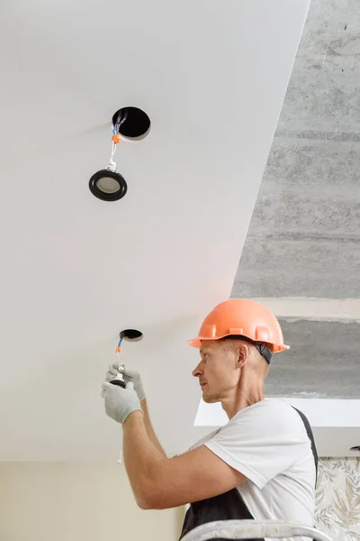 Elettricista Sta Installando Faretti Led Sul Soffitto — Foto Stock