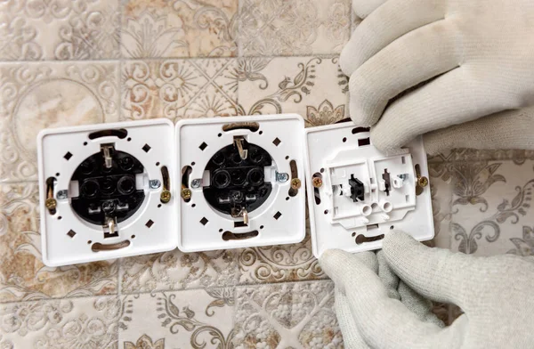 Electricista Está Instalando Interruptores Enchufes Pared —  Fotos de Stock