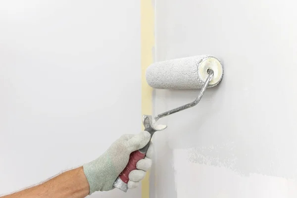 Pintor Está Pintando Una Pared Una Habitación Con Rodillo —  Fotos de Stock