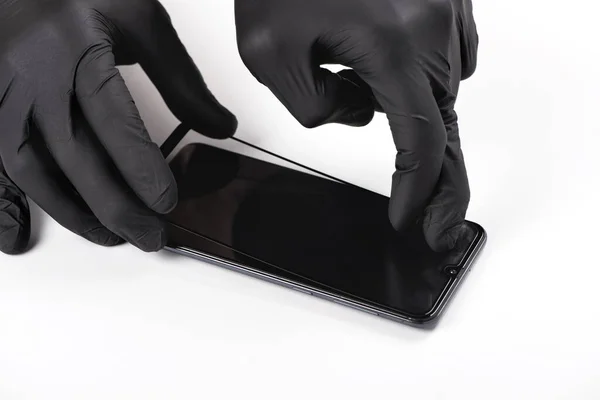 Bir Adam Akıllı Telefonun Ekranına Koruyucu Cam Takıyor — Stok fotoğraf