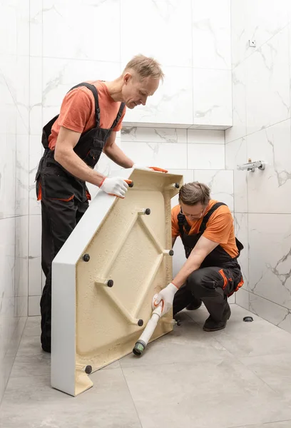 Lavoratori Stanno Installando Piatto Doccia Bagno — Foto Stock