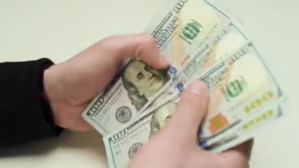 Ruce Počítají Peníze Sto Dolarových Bankovek — Stock video