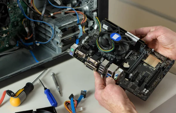 Ein Techniker Hält Das Motherboard Einem Desktop Gehäuse — Stockfoto