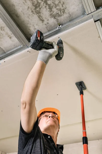 Installation Von Trockenbau Arbeiter Befestigt Gipskartonplatten Mit Schrauben Und Einem — Stockfoto