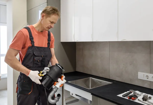 Werknemer Installeert Een Huishoudelijk Afval Shredder Voor Gootsteen Stockfoto