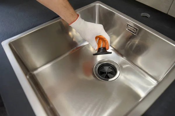 Una Mano Humana Sostiene Tapa Alcantarilla Una Trituradora Residuos Cocina Fotos de stock