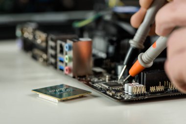 Bir teknisyen bilgisayarın ana kartının kullanılabilirliğini kontrol eder..
