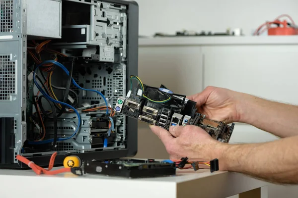 Ein Techniker Hält Das Motherboard Einem Desktop Gehäuse Stockbild