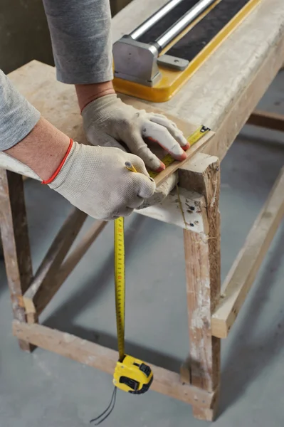 Snijden van keramische tegels. — Stockfoto