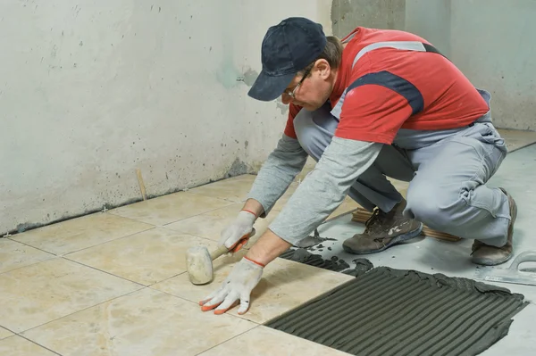 Colocación de baldosas cerámicas . — Foto de Stock