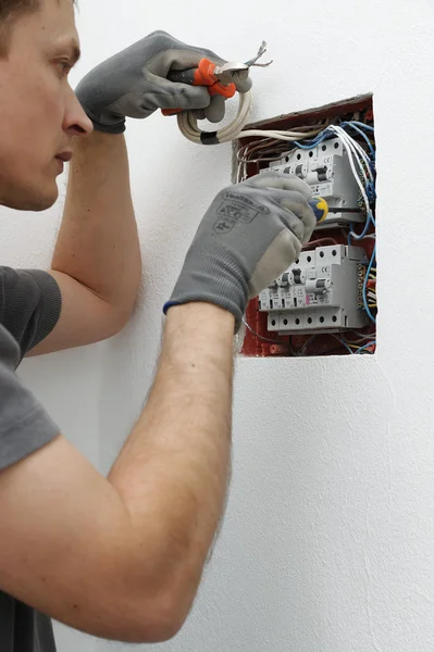 Eletricista conectando uma caixa de fusíveis — Fotografia de Stock