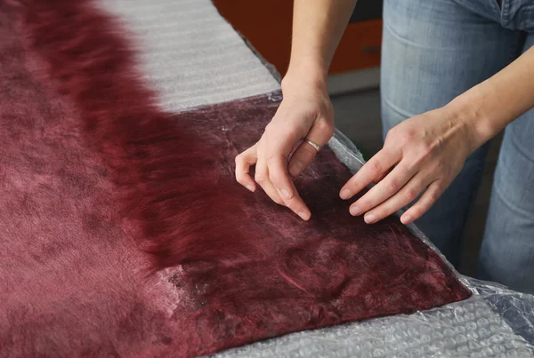 Tovning ullen för hand. — Stockfoto