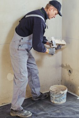 Adam el ile alçı sıva alır 