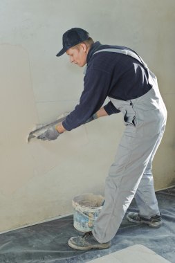 Man gets manually gypsum plaster