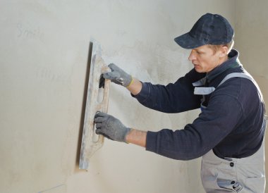 Adam el ile alçı sıva alır