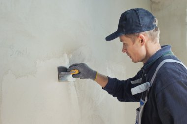 Adam el ile alçı sıva alır