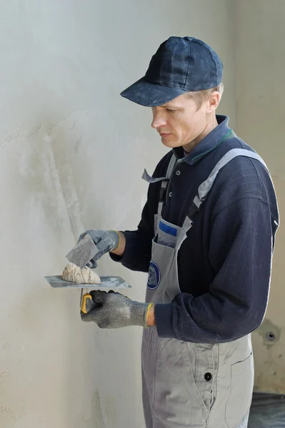 L'uomo ottiene manualmente gesso di gesso — Foto Stock