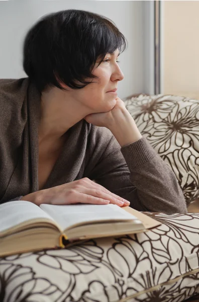 Žena pro relaxaci s knihou — Stock fotografie