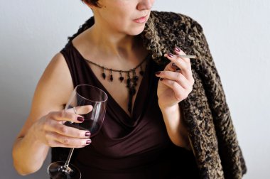 Güzel bir kadınla bir sigara ve bir kadeh kırmızı şarap