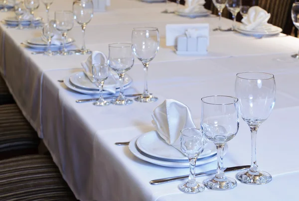 Elegant inredda bord i restaurangen — Stockfoto