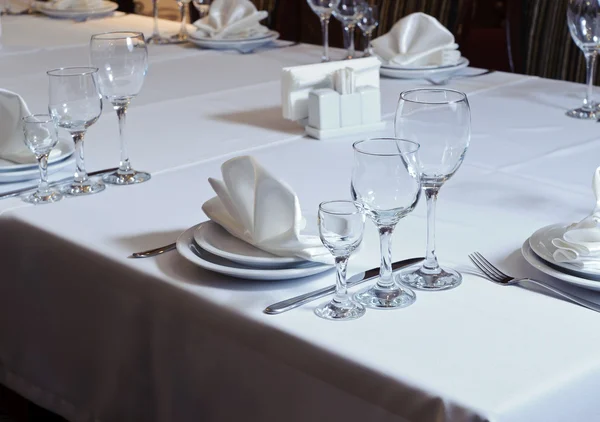 Elegant inredda bord i restaurangen — Stockfoto
