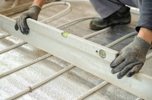 Man ingesteld niveau betonnen vloer — Stockfoto