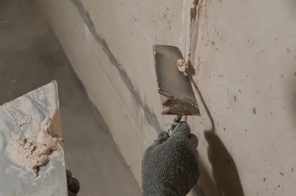 Woker fixiert eine Anleitung, um die Wände mit Stuck auszurichten — Stockfoto