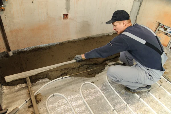 L'homme aligne le béton — Photo