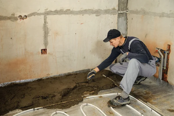 L'homme aligne le béton — Photo