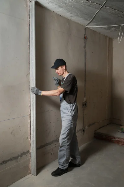 Woker fissa una guida per allineare le pareti con gli stucchi — Foto Stock