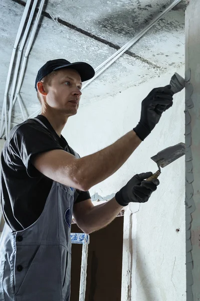 Lavoratore ottiene intonaco sul muro — Foto Stock