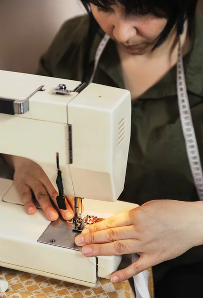 Woman working on a sewing machine — Stock Photo, Image