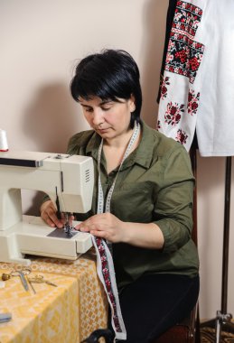 Dikiş makinesinde çalışan bir kadın