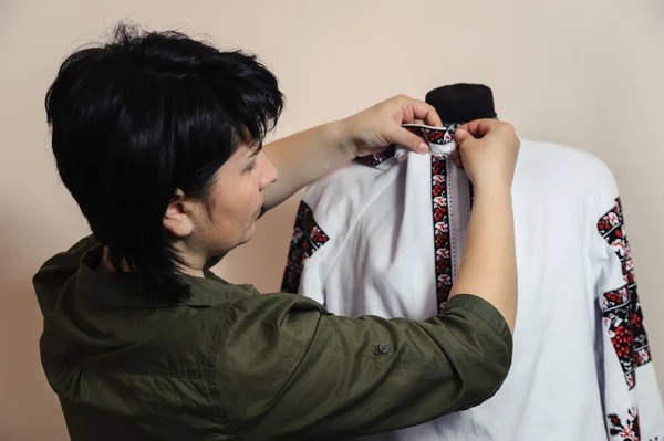 Female tailor captures shirt collar — Stock Photo, Image