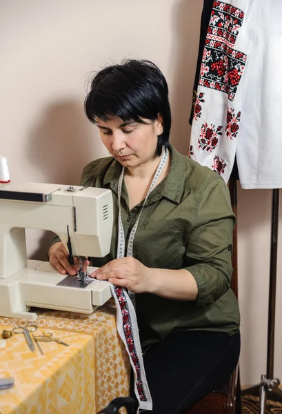 Женщина работает на швейной машинке — стоковое фото