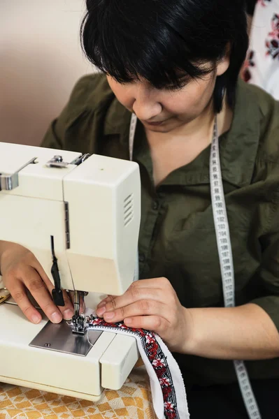 Woman working on a sewing machine — Stock Photo, Image