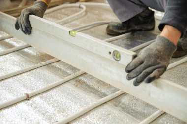 Adam düzey beton zemin ayarlar